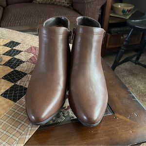Naturalizer “Claire” brown ankle boot.
Size 8 1/2 Brand new.
